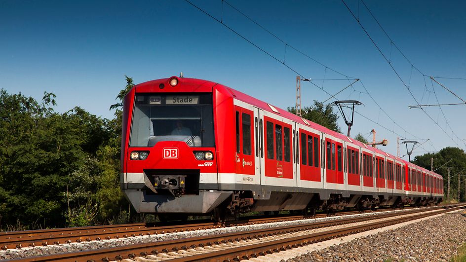 Auf dem Weg nach Stade rollt ein Triebwagen der Hamburger S-Bahn (Baureihe ET 474) mit Wechselstrom