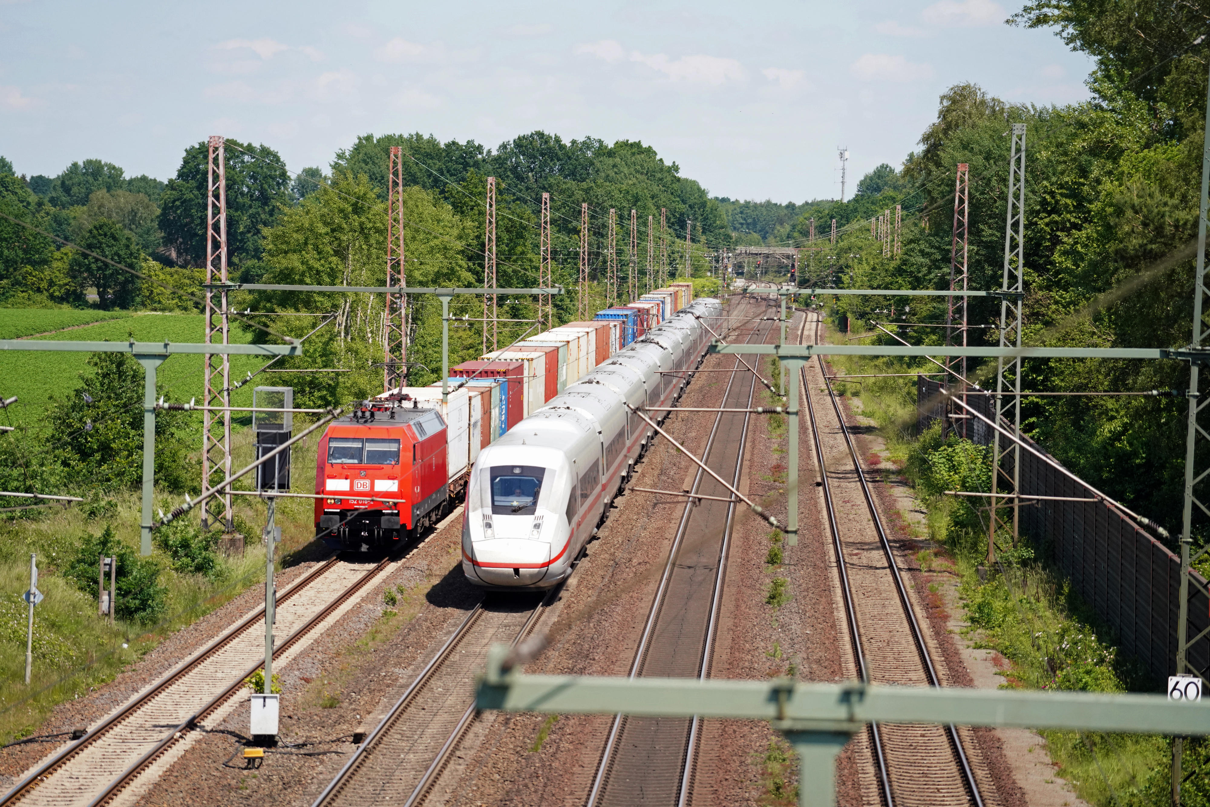 Ein ICE und ein Güterzug auf dem Korridor Hannover-Hamburg