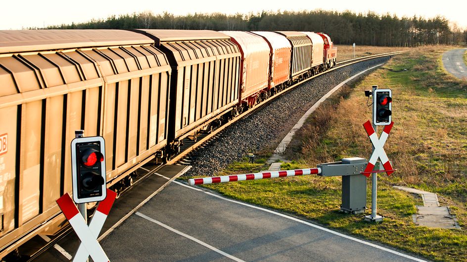Güterzug am Bahnübergang