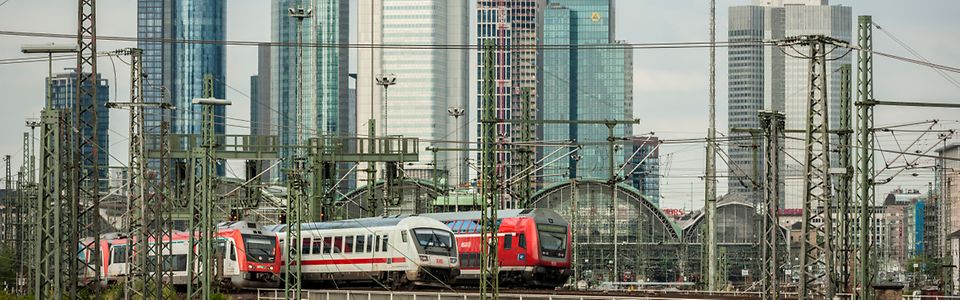 Frankfurt am Main, Skyline und Hbf mit ein- und ausfahrenden Reisezügen