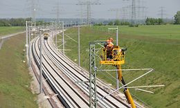 VDE8.2 Neubaustrecke Erfurt - Leipzig/Halle: letzte Arbeiten an der Oberleitung nahe Halle (Saale)