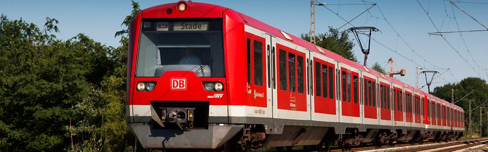Auf dem Weg nach Stade rollt ein Triebwagen der Hamburger S-Bahn (Baureihe ET 474) mit Wechselstrom
