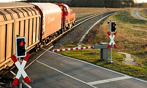 Bahnübergang mit Halbschranke und Lichtsignal