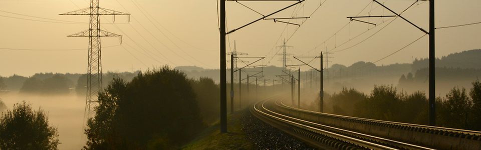 Bahnstrom - Im Morgennebel an der der SFS Köln - Rhein/Main