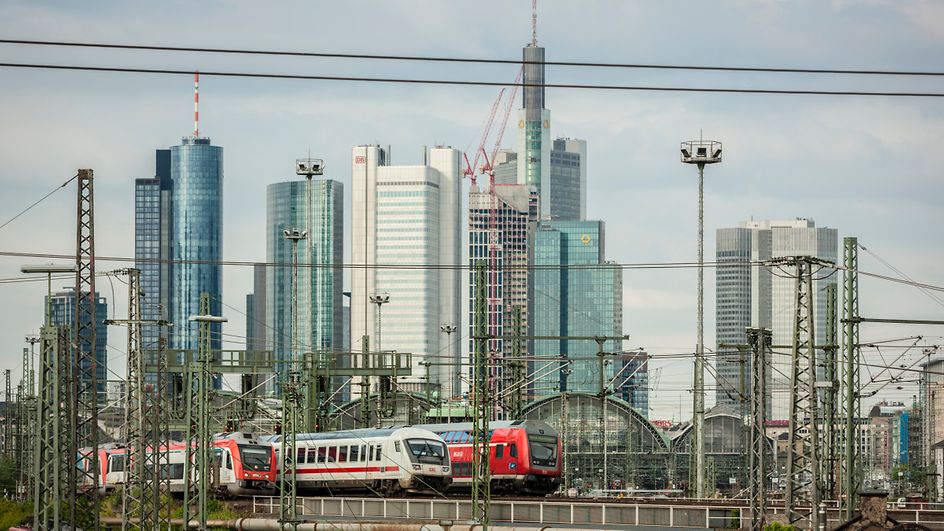 Frankfurt am Main, Skyline und Hbf mit ein- und ausfahrenden Reisezügen