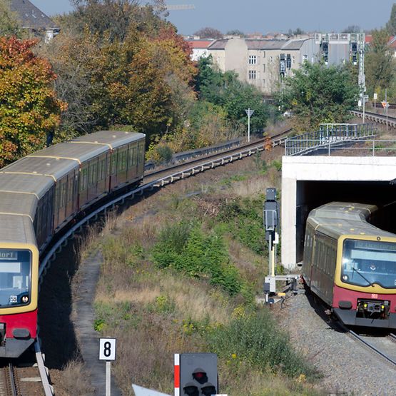 S-Bahn Berlin, elektrische Triebwagen der Baureihe ET 481 im Gleisvorfeld des Bahnhofs Bornholmer Straße