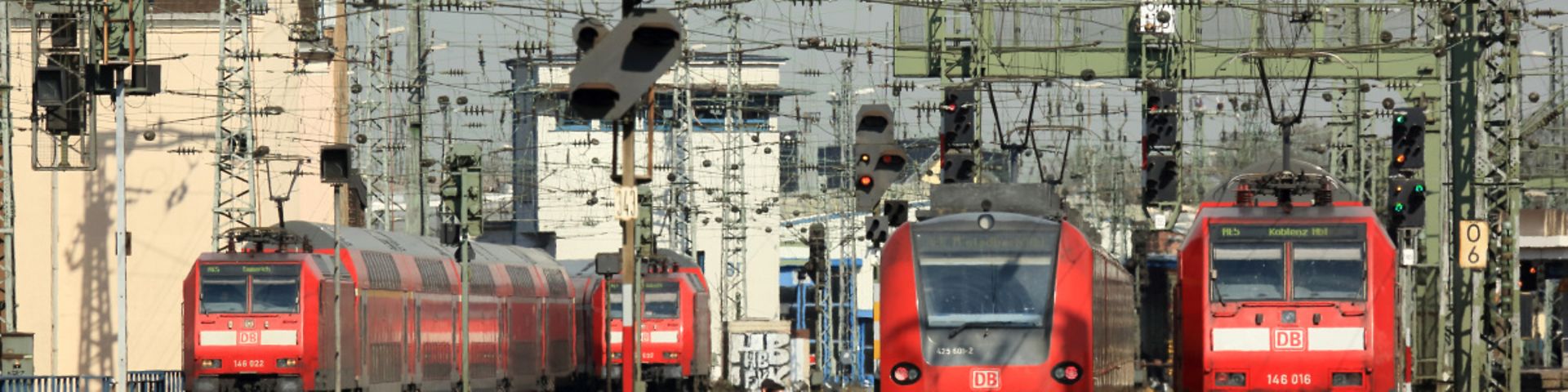 Köln Hbf, 4 Regionalzüge nebeneinander unterwegs