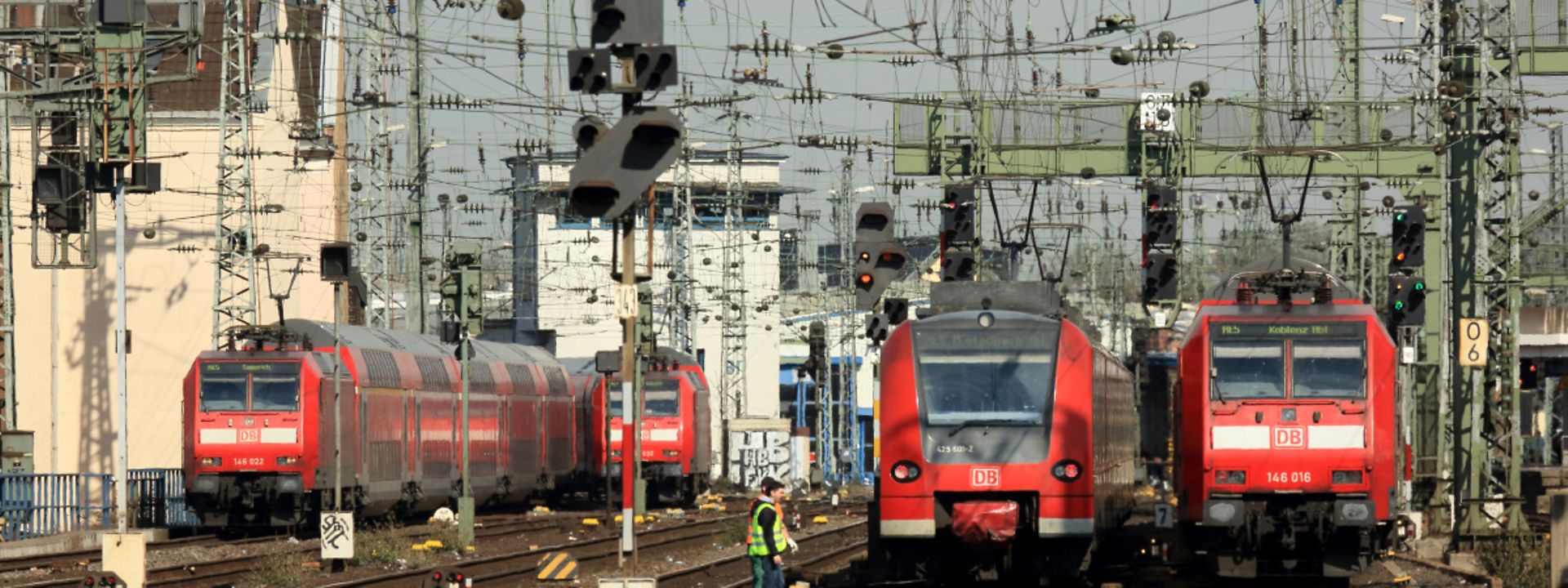 Köln Hbf, 4 Regionalzüge nebeneinander unterwegs