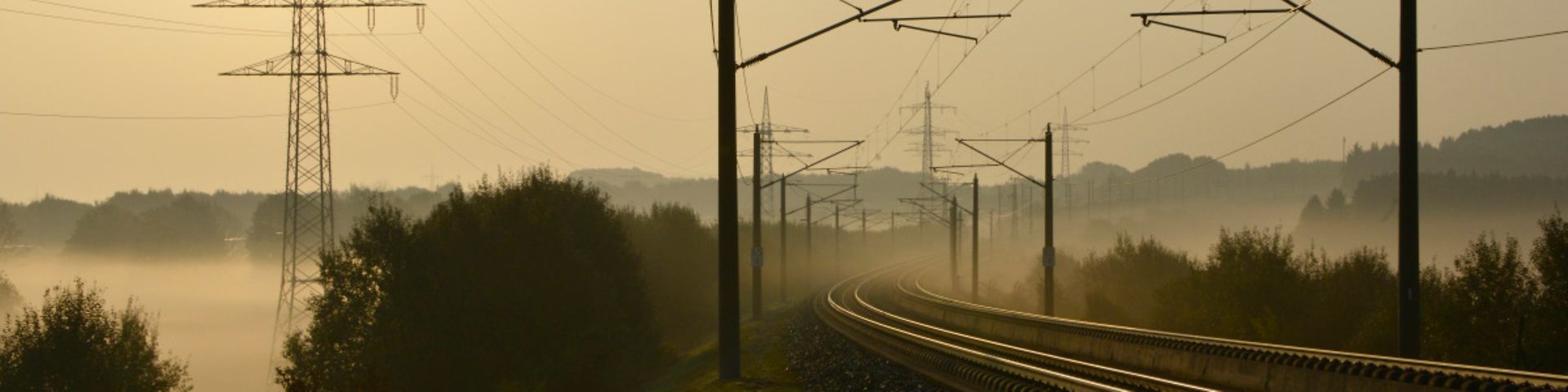 Bahnstrom - Im Morgennebel an der der SFS Köln - Rhein/Main
